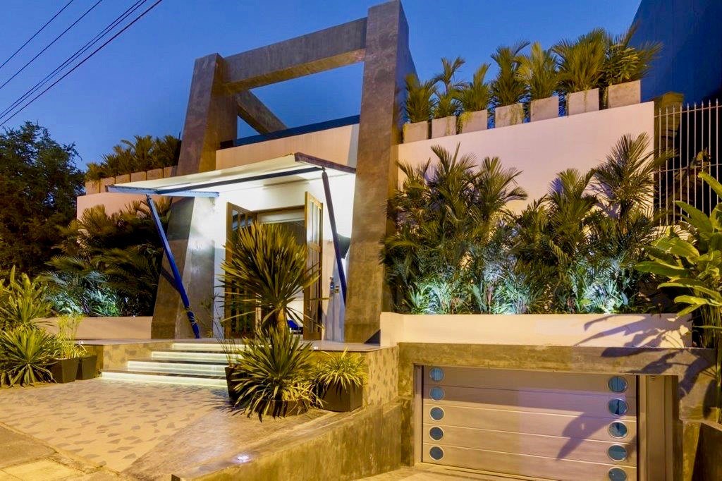 "Over-the-top" 3-story villa with pool courtyard and lift on 1/2 rai - walking distance to the beach in the trendy Pratumnak district   - House - Pratumnak - 