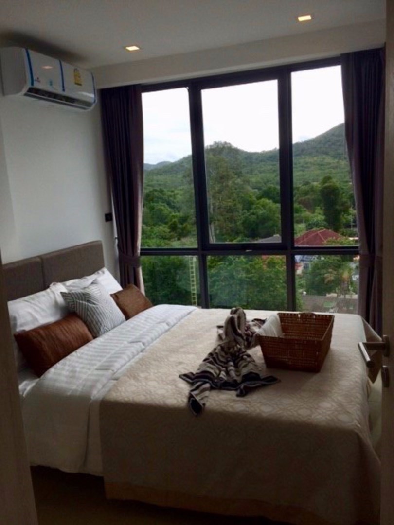 Bedroom & Mountain View