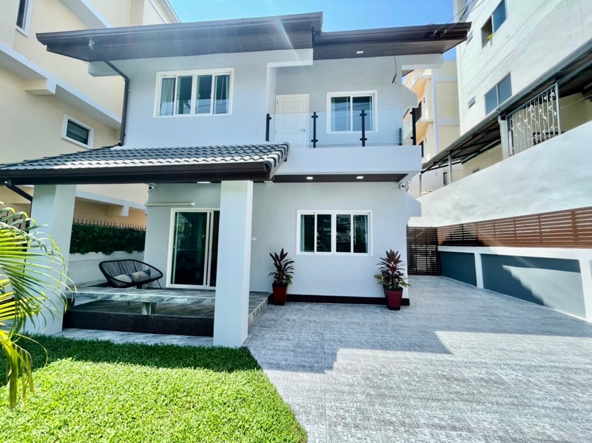 Here is your "home in the city" in this newly renovated house near Thapraya Road just between Jomtien/Pattaya - House - Pratumnak - 