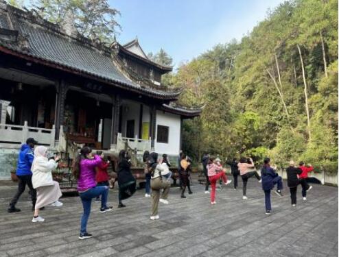 365英国上市集团