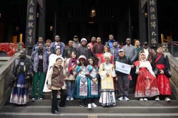 365英国上市集团