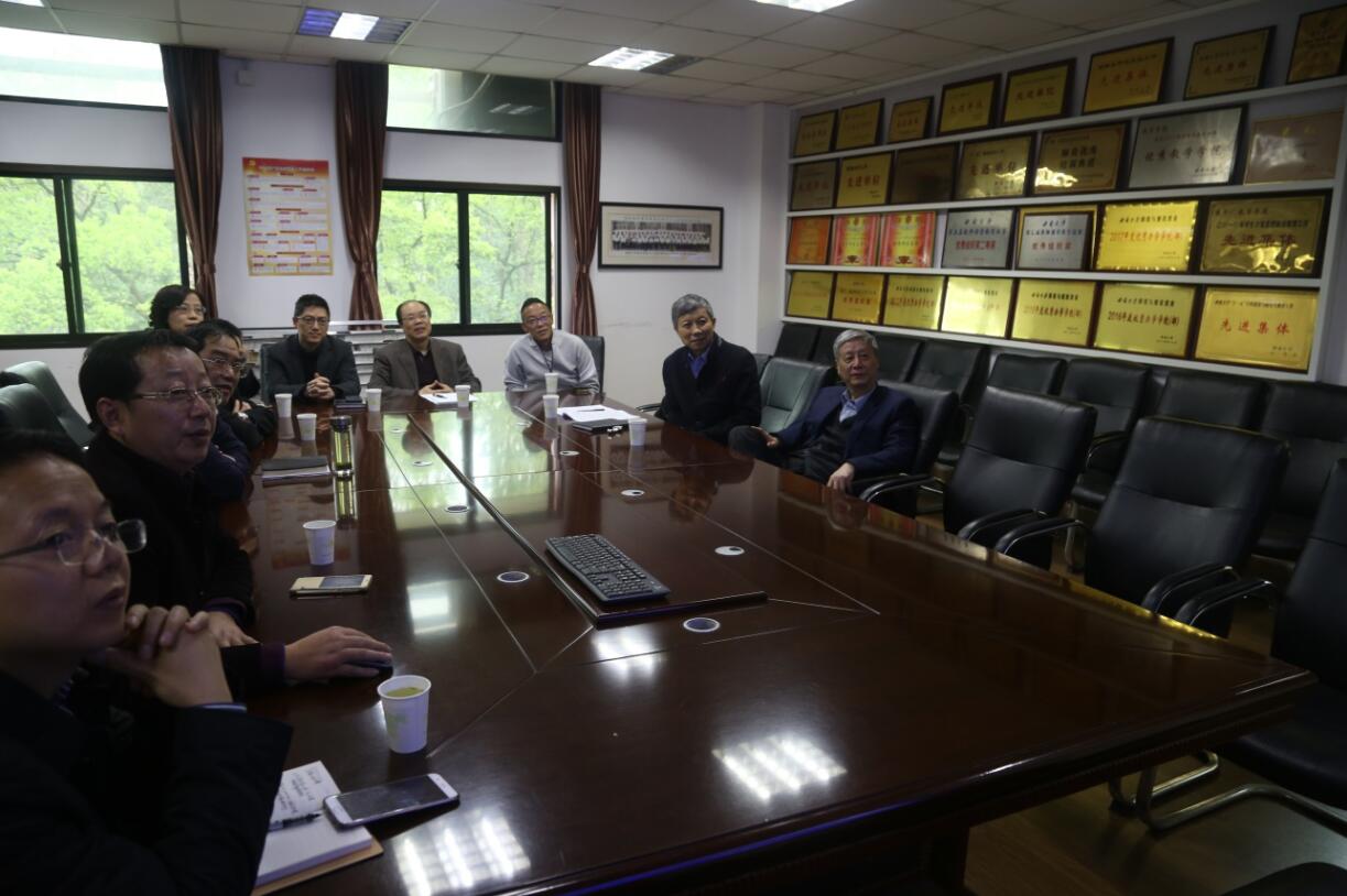 365英国上市集团