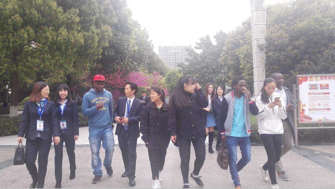 365英国上市集团