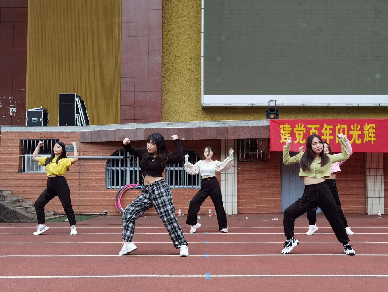 365英国上市集团