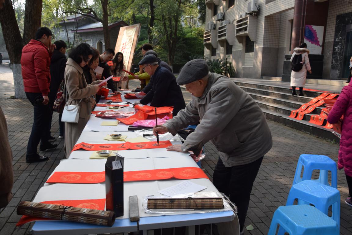 365英国上市集团