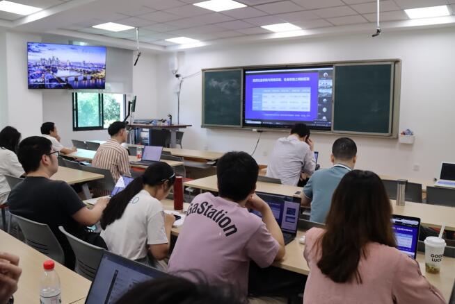 365英国上市集团