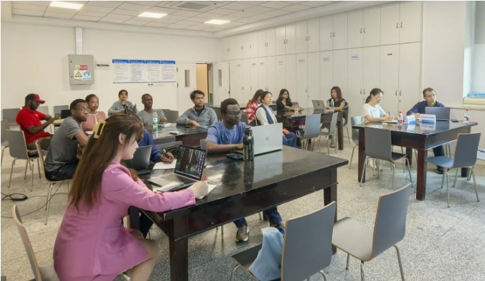 365英国上市集团