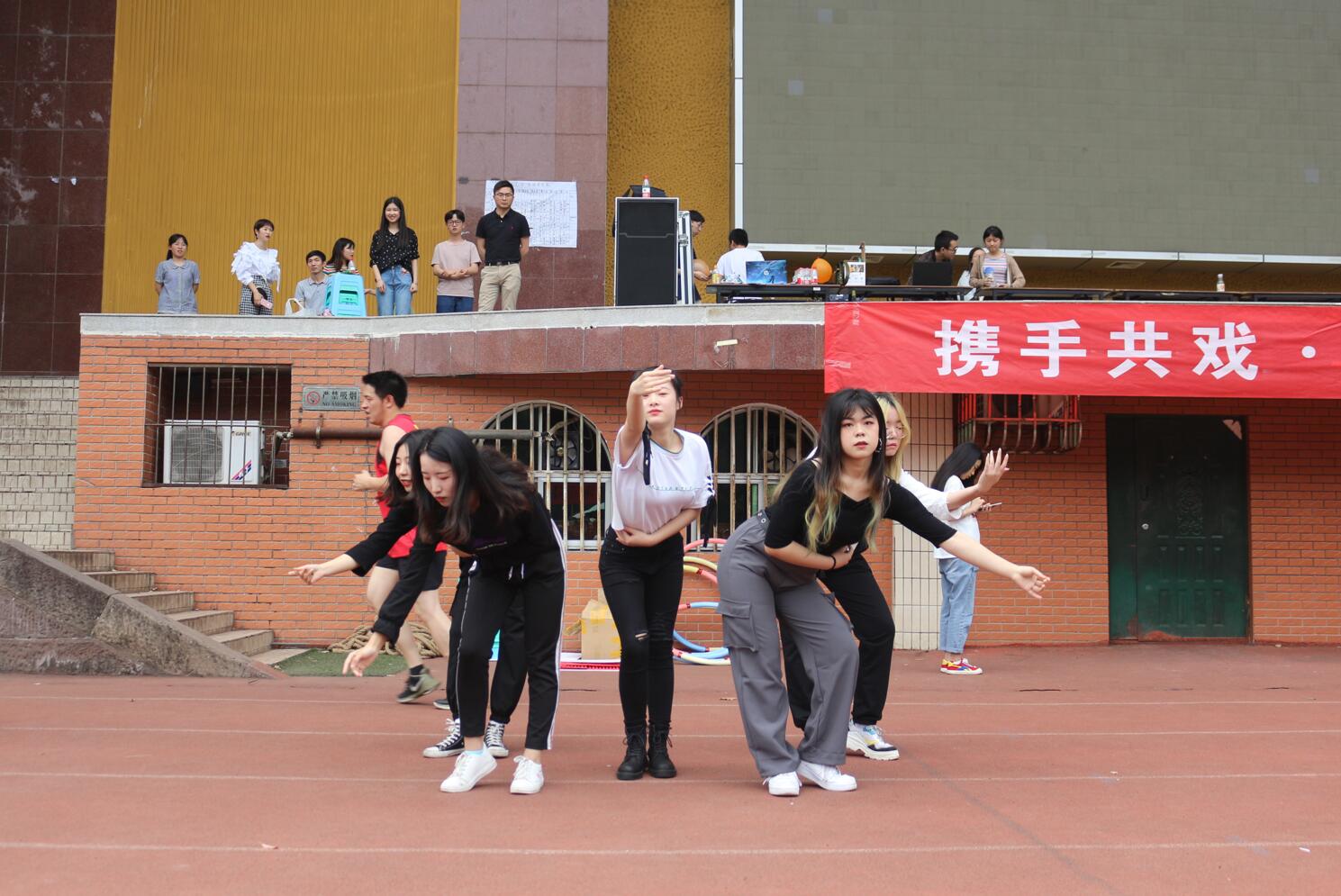 365英国上市集团