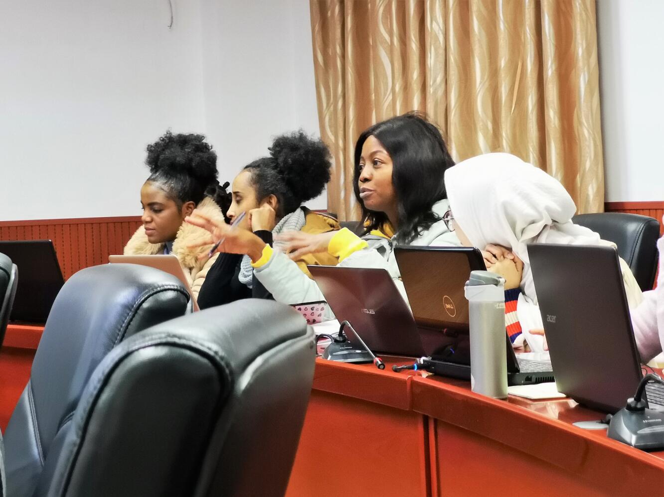 365英国上市集团