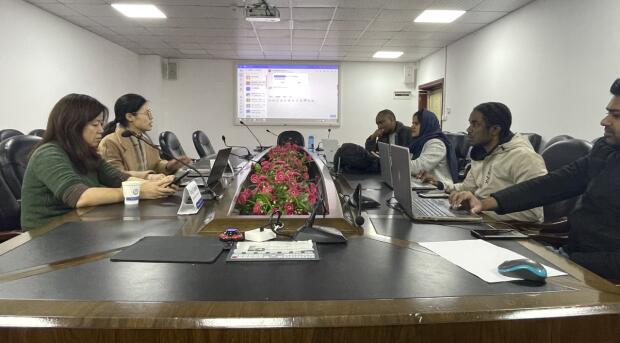 365英国上市集团